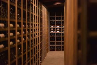 Investir dans le vin : marché, cave et fiscalité