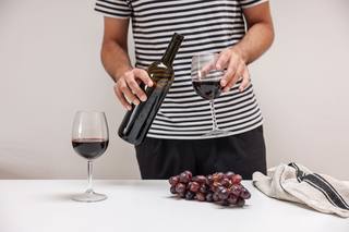 Bien servir le vin chez soi : les gestes qui comptent