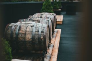 Bouteilles couchées sur des clayettes en bois dans une cave à vin